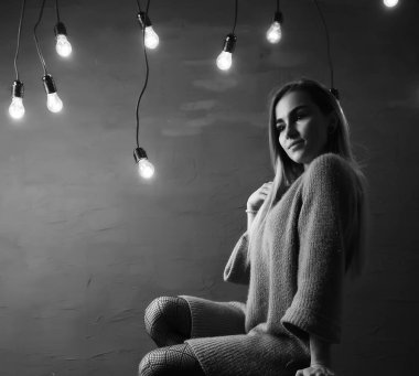 Bir odada bir kazaklı genç kız