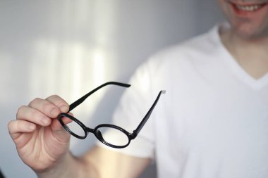 Kötü görüş kavramı. Kontak lens ve gözlüğü h içinde tut