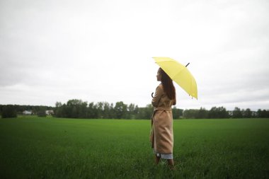 Yeşil parktaki genç kız