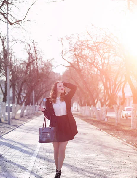 Obchodní žena dívka na jaře na procházce v kabátě — Stock fotografie