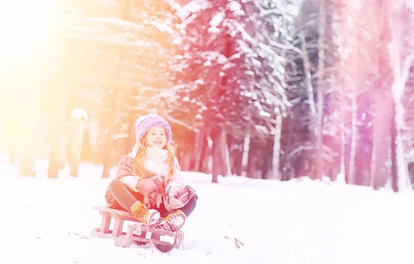 Una favola invernale, una giovane madre e sua figlia cavalcano una slitta — Foto Stock