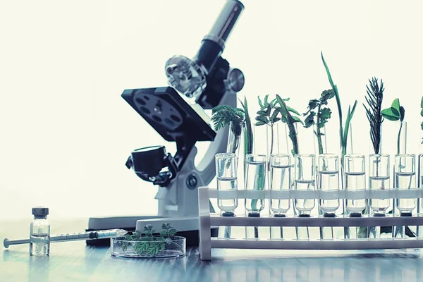 Microscópio e peças de teste na mesa do laboratório . — Fotografia de Stock