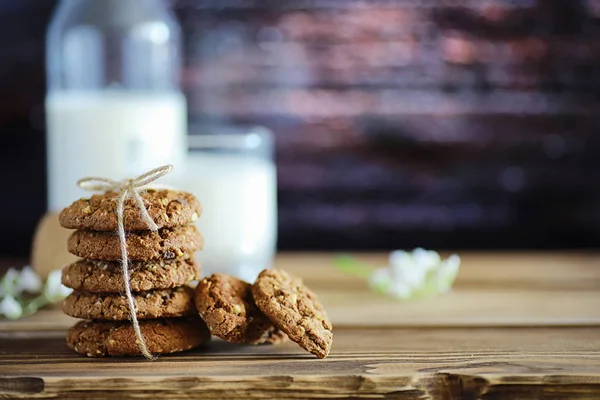 Galletas de avena fresca con leche sobre un fondo de madera de textura. Ch — Foto de Stock