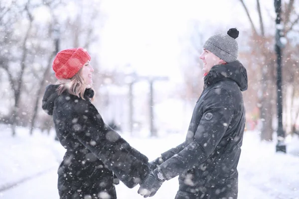 Pareja joven caminando durante el invierno —  Fotos de Stock