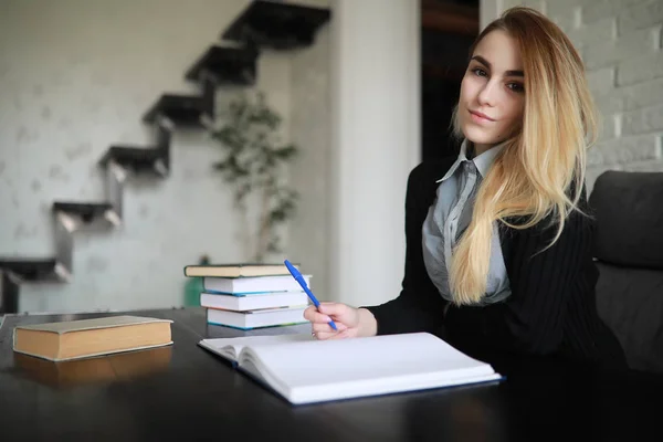 Jonge mooie blonde meisje student — Stockfoto