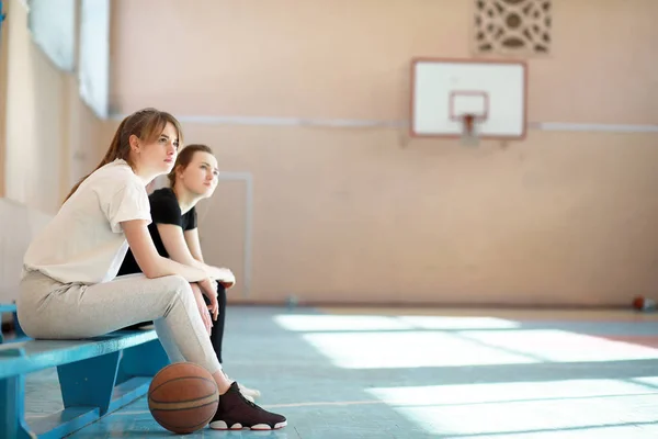 Kobiety Młodych Studentów Grających Koszykówkę Siłowni — Zdjęcie stockowe