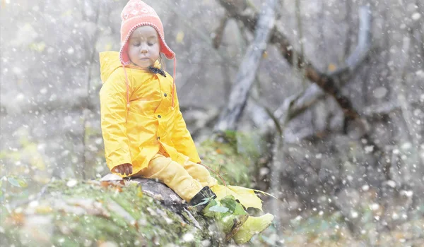 Sonbahar parkta bir yürüyüş üzerinde küçük çocuklar. İlk frost ve ilk — Stok fotoğraf