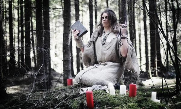 Magicien de fées. Un sorcier avec une sphère de verre, un sort magique — Photo