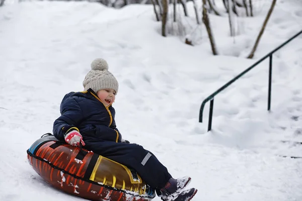 Kinder im Park im Winter. Kinder spielen mit Schnee auf dem Spielplatz — Stockfoto