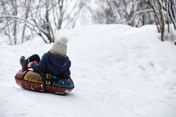 Niños en el parque en invierno. Los niños juegan con nieve en el juego — Foto de Stock
