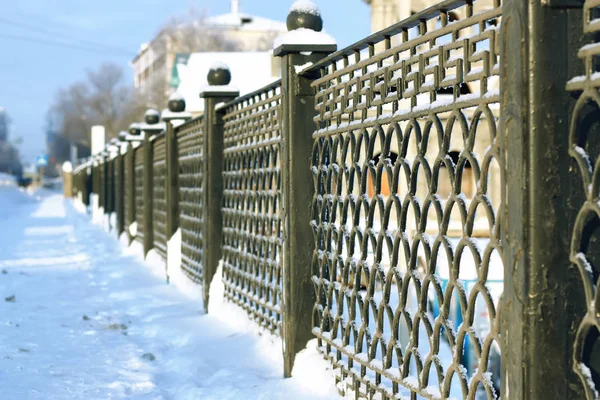 Fence covered snow winter park — Stock Photo, Image