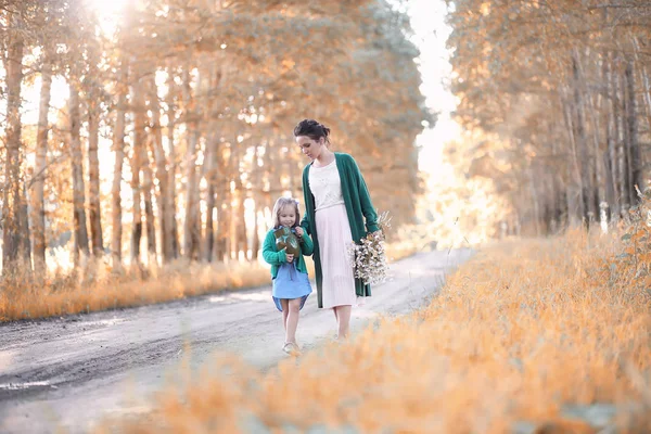 Mother with daughter walking on a road — Stock Photo, Image