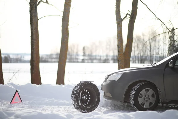 A man near a broken car on a winter day — Stock Photo, Image