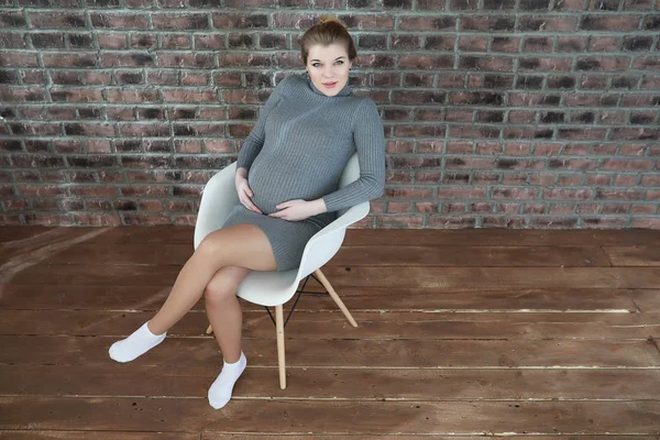 Gravid ung och vacker flicka i ett hem — Stockfoto