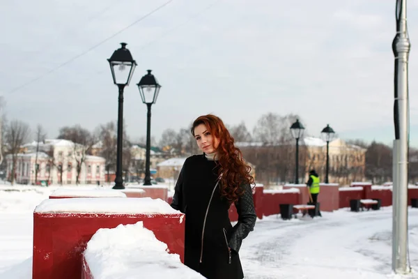 Женщина на улице огни снег — стоковое фото
