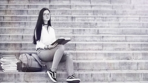 Joven estudiante en la calle —  Fotos de Stock