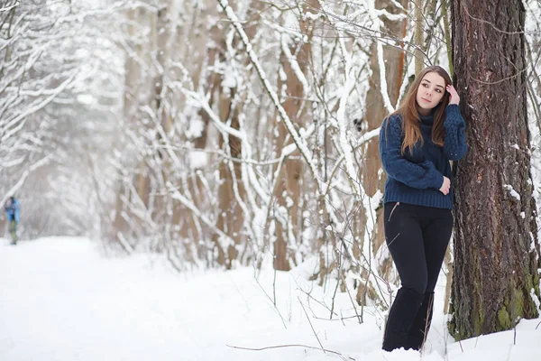 Молодая девушка в зимнем парке на прогулке. Рождественские праздники — стоковое фото
