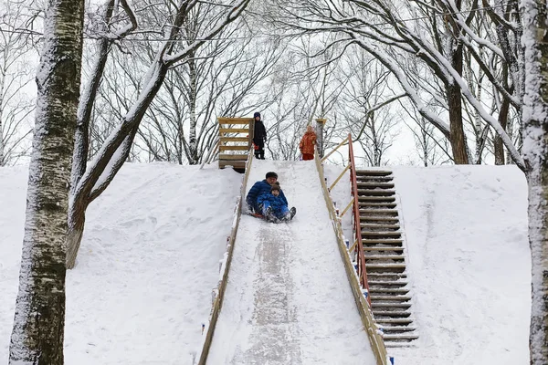 Kinder im Park im Winter. Kinder spielen mit Schnee auf dem Spielplatz — Stockfoto