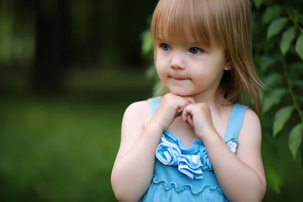 Parkta Oynayan Tatlı Küçük Kız — Stok fotoğraf