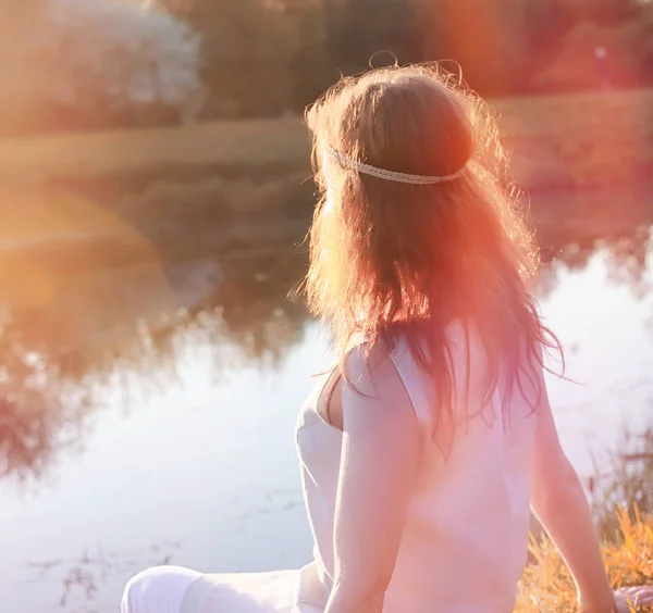 Een meisje op een wandeling in een park. Jonge roodharige meisje in het voorjaar — Stockfoto