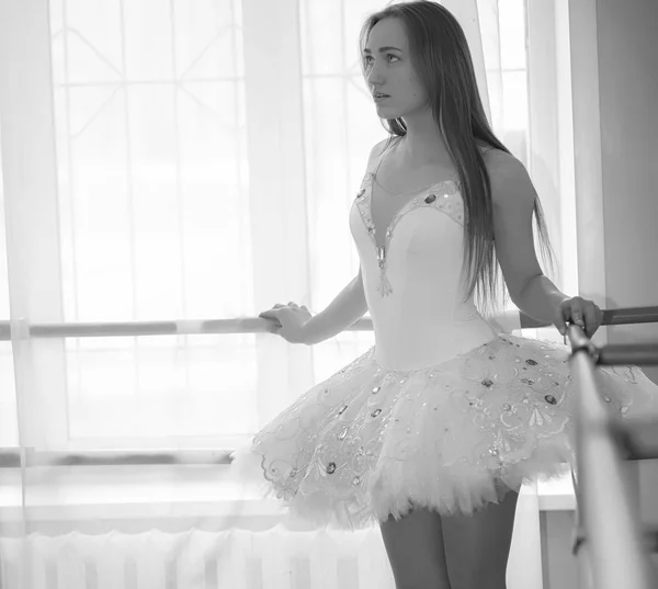 Joven bailarina de ballet en un calentamiento. La bailarina se está preparando para —  Fotos de Stock