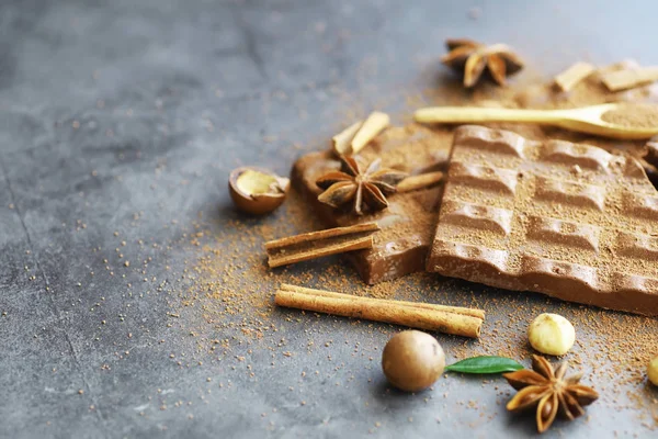 Una barra de chocolate con leche sobre la mesa. Chocolate con nueces y ci — Foto de Stock