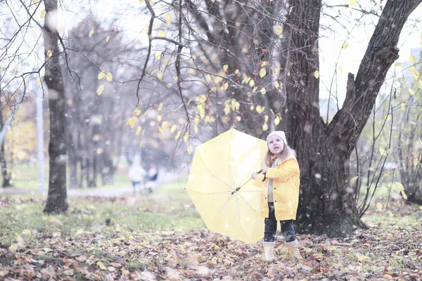 Crianças caminham no parque primeira neve — Fotografia de Stock