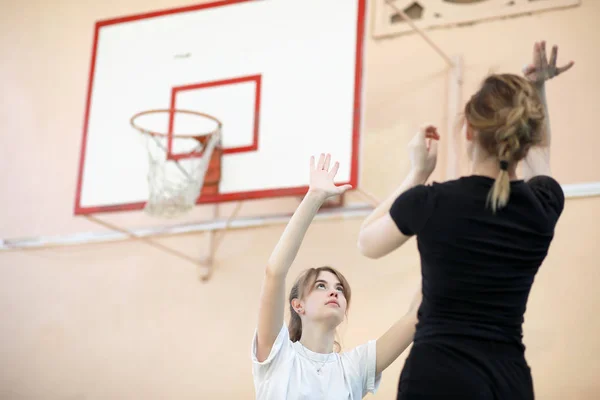 Жіночі Молоді Студенти Грають Баскетбол Тренажерному Залі — стокове фото