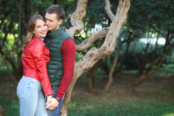 Schönes junges Paar bei Date im Park — Stockfoto