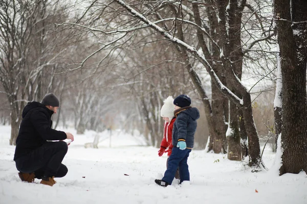 Giochi per bambini nel parco invernale — Foto Stock