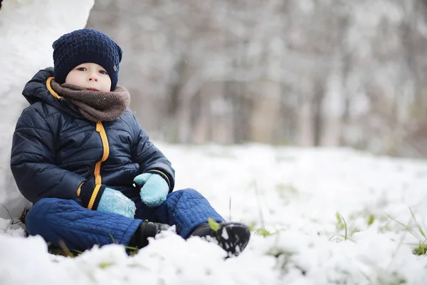 Giochi per bambini nel parco invernale — Foto Stock