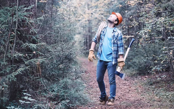 Чоловік лісоруба в лісі. Професійний огляд дереворізів — стокове фото