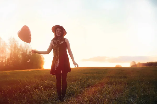 Una ragazza con un cappello mentre passeggia nel parco. Una ragazza con un cesto a piedi — Foto Stock