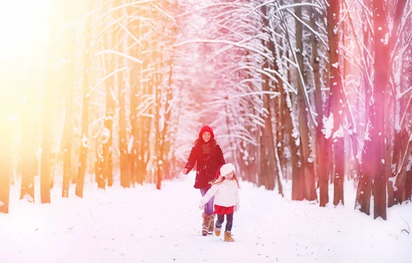 Un cuento de hadas de invierno, una joven madre y su hija montan en un trineo — Foto de Stock