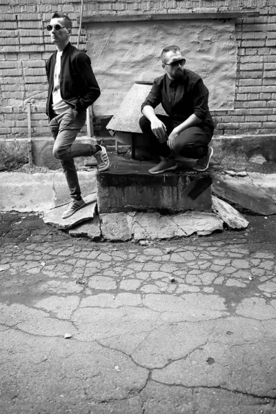 Zwei Männer auf der Straße schwarz-weiß — Stockfoto