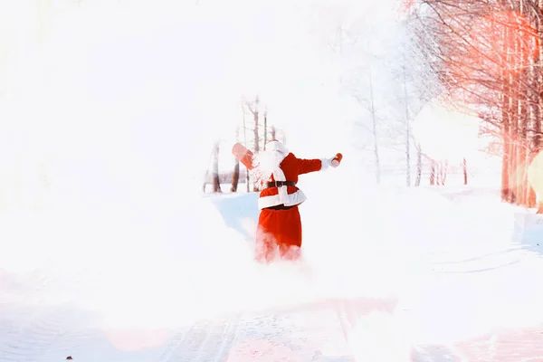 Pai Natal no campo de inverno. Santa névoa mágica está andando ao longo do th — Fotografia de Stock