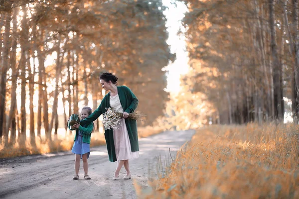 Mother with daughter walking on a road — Stock Photo, Image