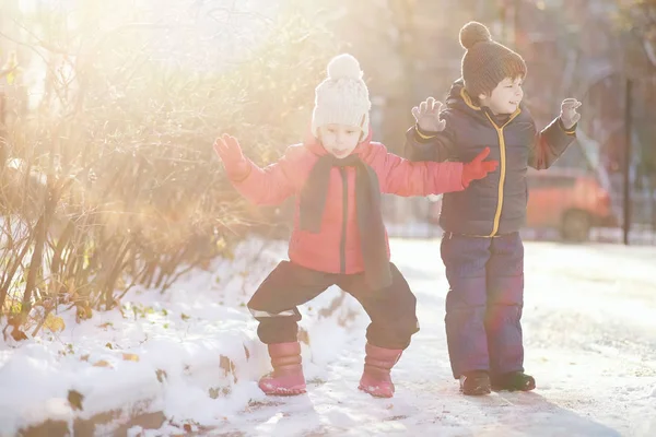 Enfants dans le parc d'hiver jouer — Photo