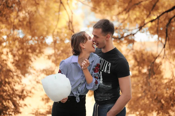 Schönes junges Paar auf einem Spaziergang — Stockfoto