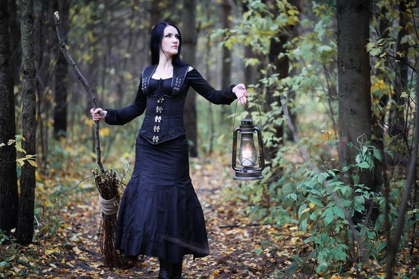 숲에서 마녀 정장 여자 — 스톡 사진