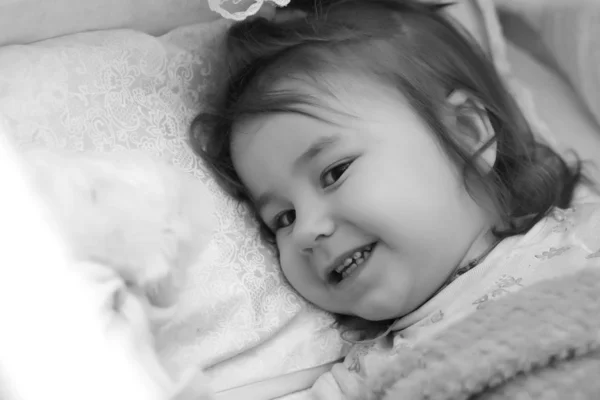 Μικρό κορίτσι στο κρεβάτι σε μαξιλάρι — Φωτογραφία Αρχείου