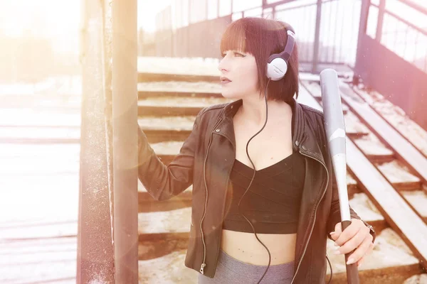 屋外で音楽を聴くヘッドフォン少女 — ストック写真