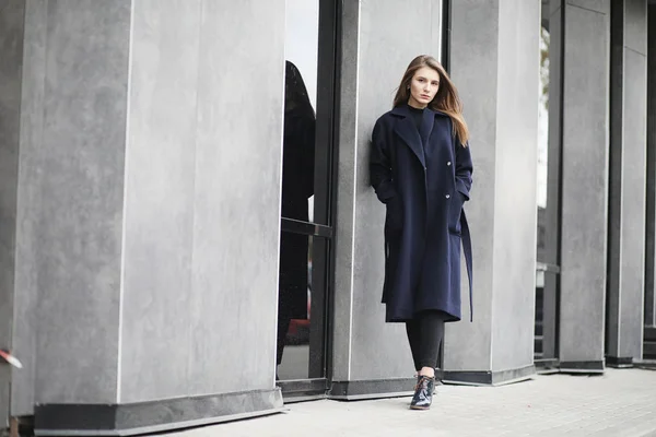 Belle fille dans un manteau dans les affaires du centre-ville — Photo