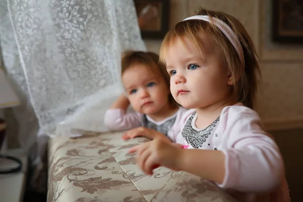 Молода сім'я з дівчатами-близнюками — стокове фото