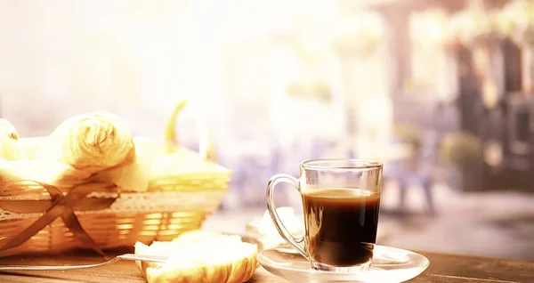 Frisches Gebäck auf dem Tisch. Croissant mit französischem Geschmack und Kaffee — Stockfoto