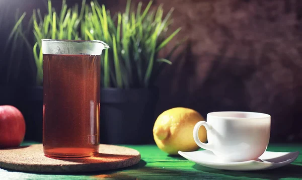 Cervejando chá em uma mesa de madeira — Fotografia de Stock