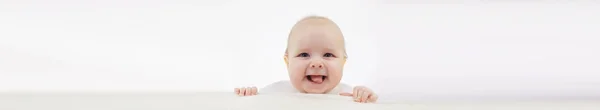 Baby en emoties. Kleine baby en plaats voor tekst. Lange poster. — Stockfoto