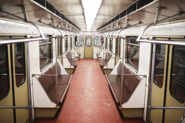 Coche subterráneo con asientos vacíos. Metro vacío. . —  Fotos de Stock