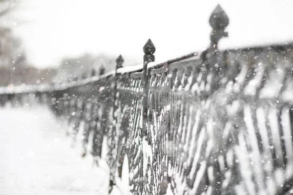 Winterlandschaft aus Feldern und Straßen — Stockfoto