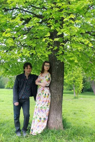 Νεαρό ζευγάρι την ημερομηνία στο πάρκο άνοιξη — Φωτογραφία Αρχείου